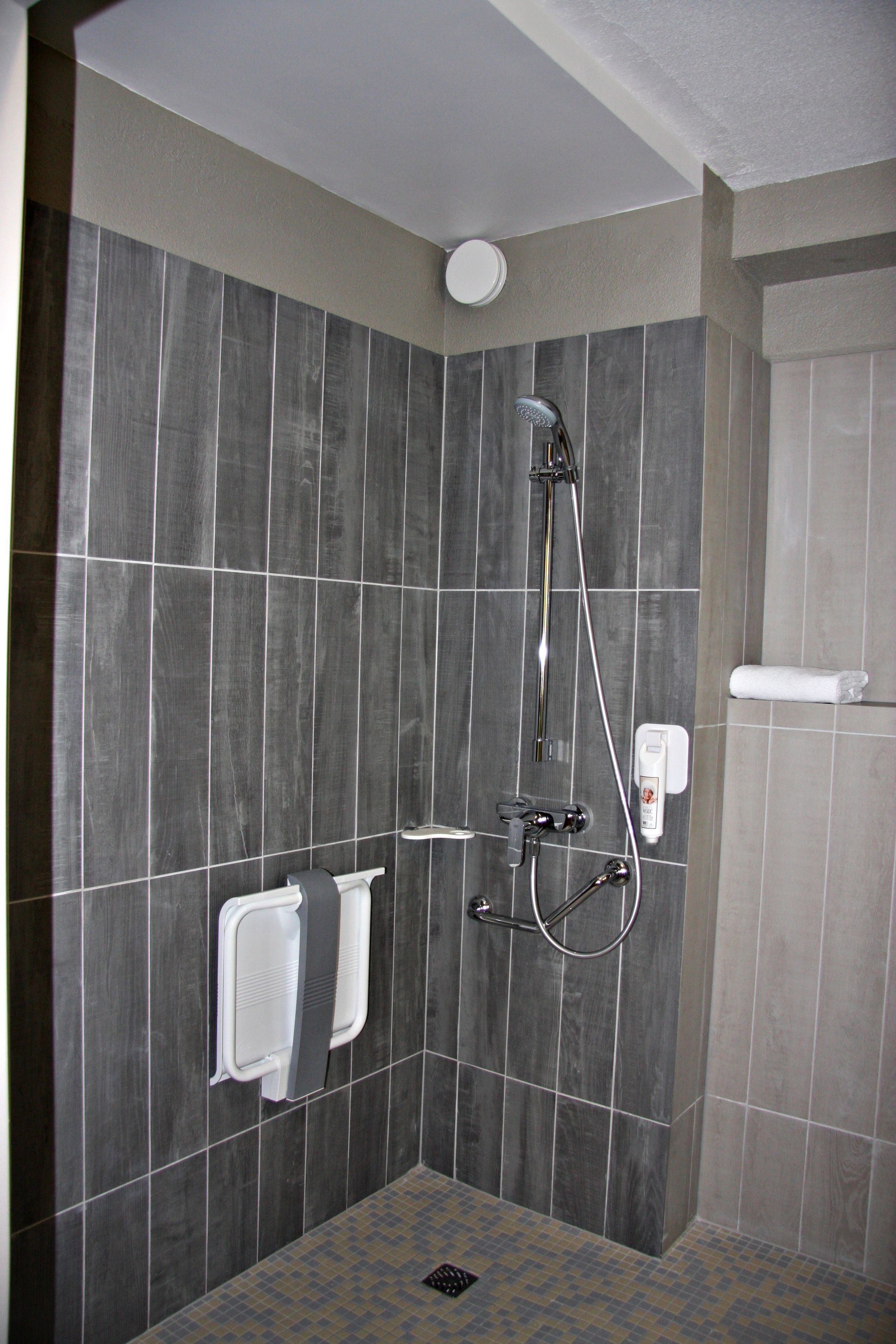 standard twin room, 2 single beds | bathroom shower