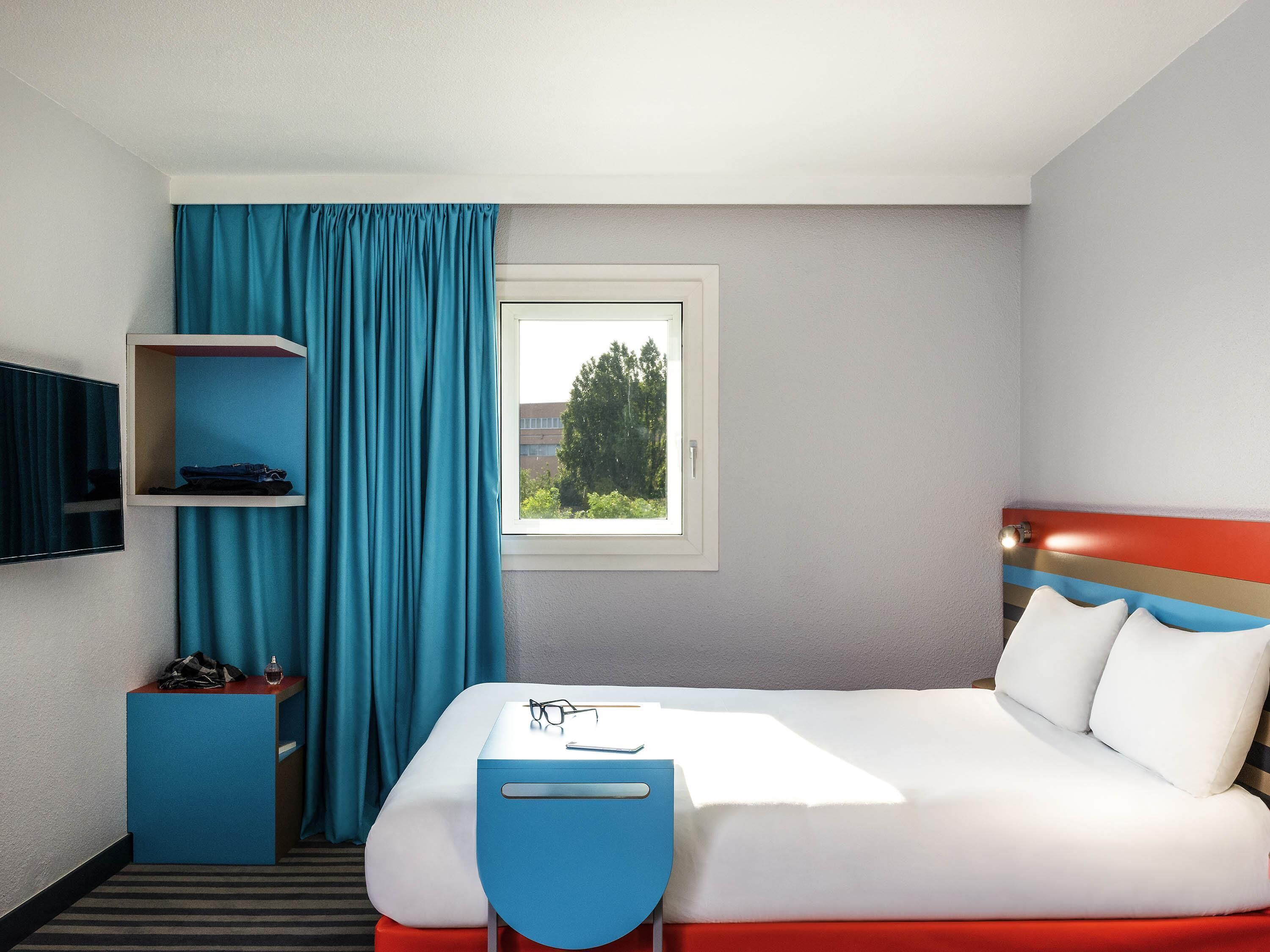 standard room, 2 single beds | premium bedding, desk, blackout curtains, soundproofing