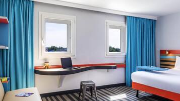 Suite estándar, 1 cama doble con sofá cama | Ropa de cama de alta calidad, escritorio, cortinas opacas