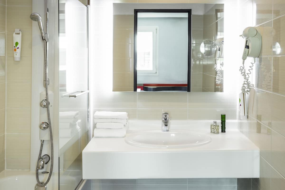 combined shower/bathtub, eco-friendly toiletries, hair dryer, towels