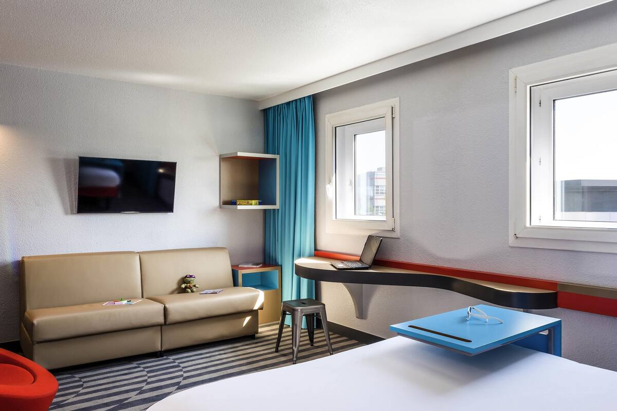 standard suite, 1 double bed with sofa bed | premium bedding, desk, blackout curtains, soundproofing