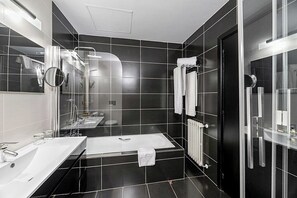 Habitación doble estándar, tina | Minibar, caja de seguridad en la habitación y escritorio 