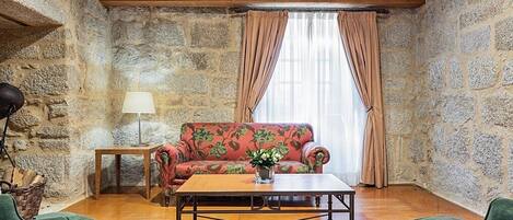 Minibar, caja de seguridad en la habitación y escritorio