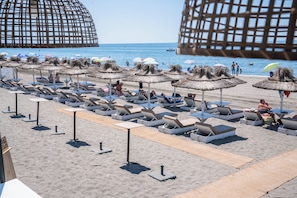 A beach with sun loungers, umbrellas, and a clear view of the sea. - Fay Victoria Beach (Rincon de la Victoria)