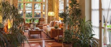 Lobby lounge