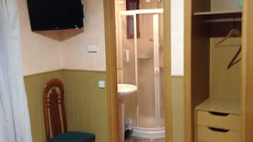 Douche, douche à « effet pluie », articles de toilette gratuits