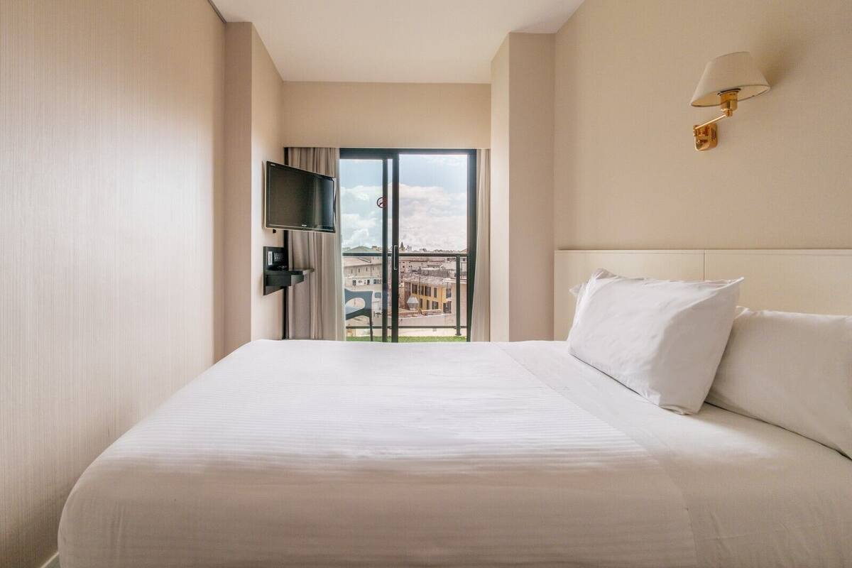 Single Room, Balcony | Minibar, in-room safe, desk, laptop workspace