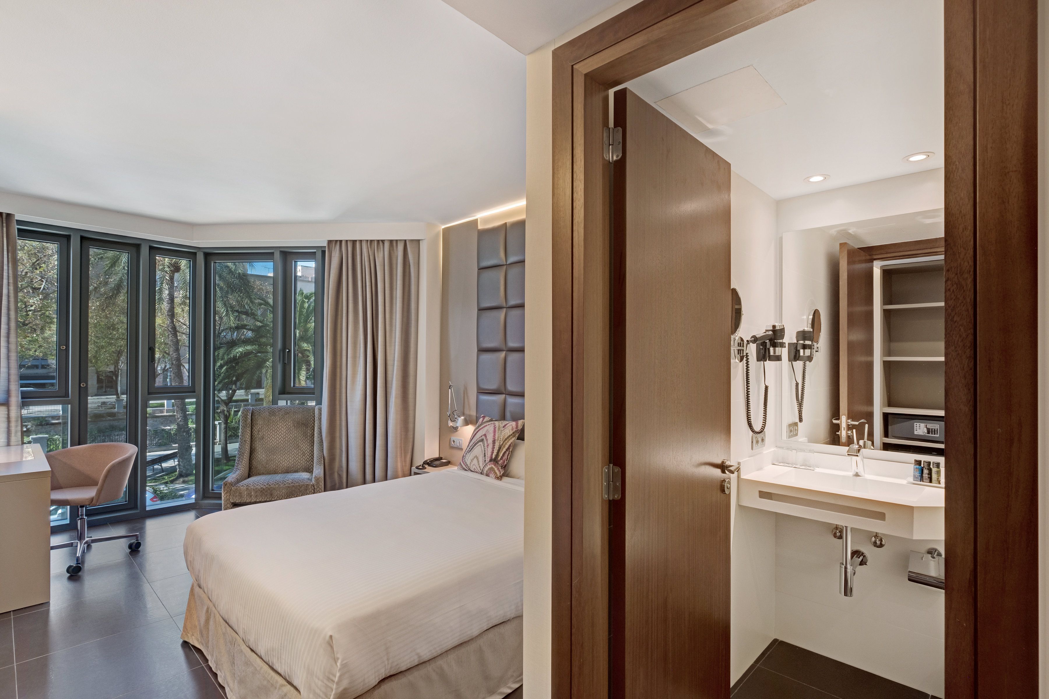 Minibar, pengeskab på værelset, skrivebord