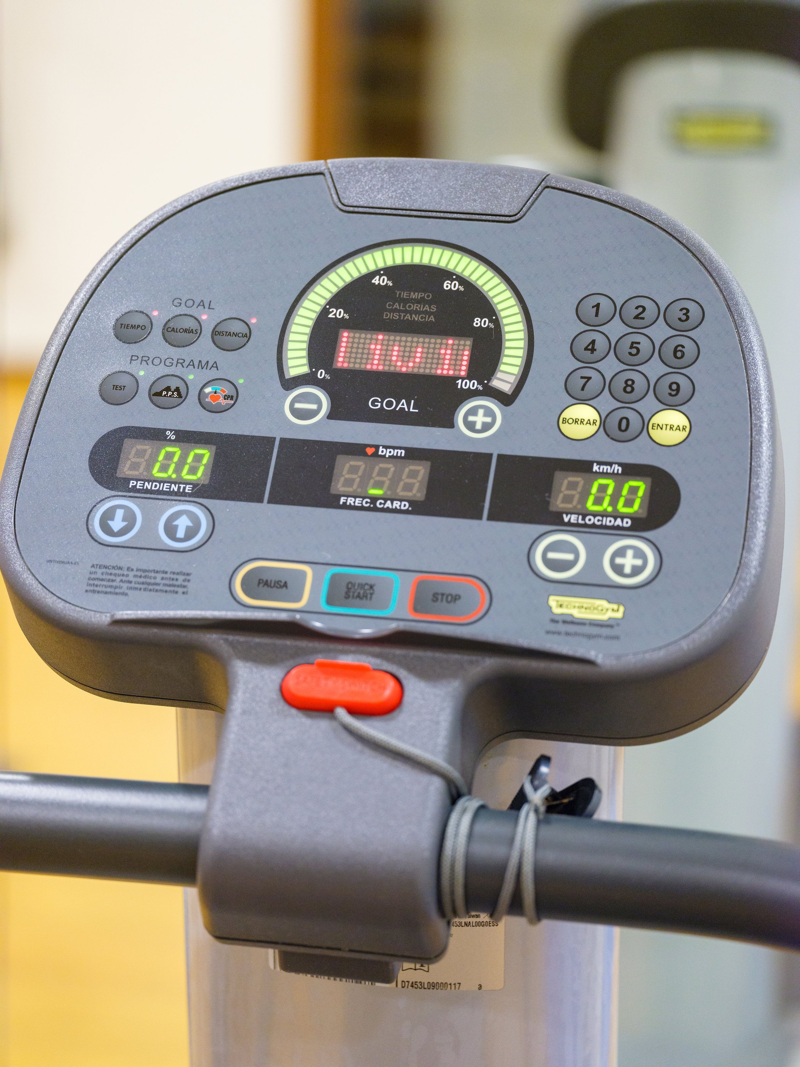 Una bicicleta estática con pantalla digital, botones de control y manillar.