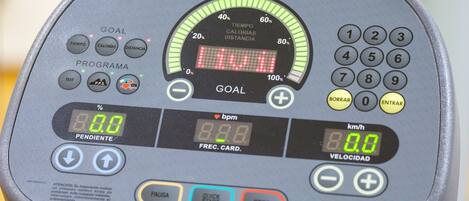 Una bicicleta estática con pantalla digital, botones de control y manillar.