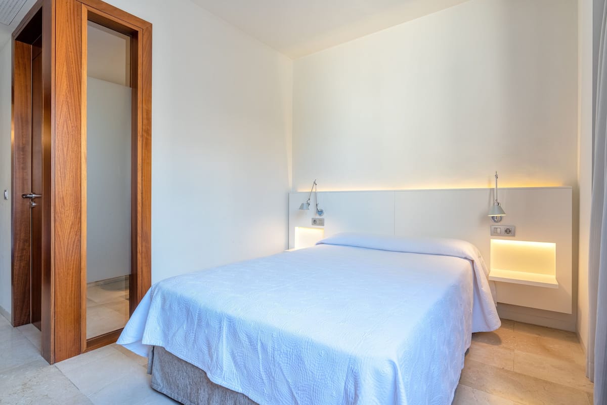 Enkeltværelse | Minibar, pengeskab på værelset, skrivebord