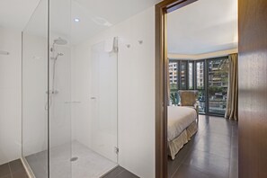 Minibar, caja de seguridad en la habitación y escritorio 