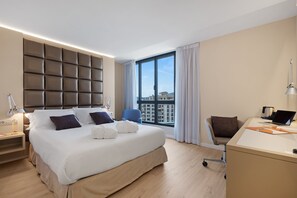 Minibar, in-room safe, desk, laptop workspace - Hotel Palladium (Palma de Mallorca)