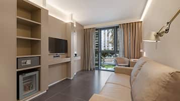 Minibar, värdeförvaringsskåp på rummet och skrivbord