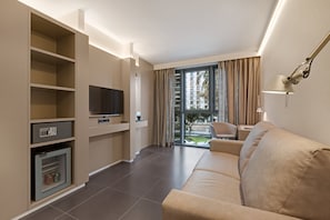 Minibar, pengeskab på værelset, skrivebord