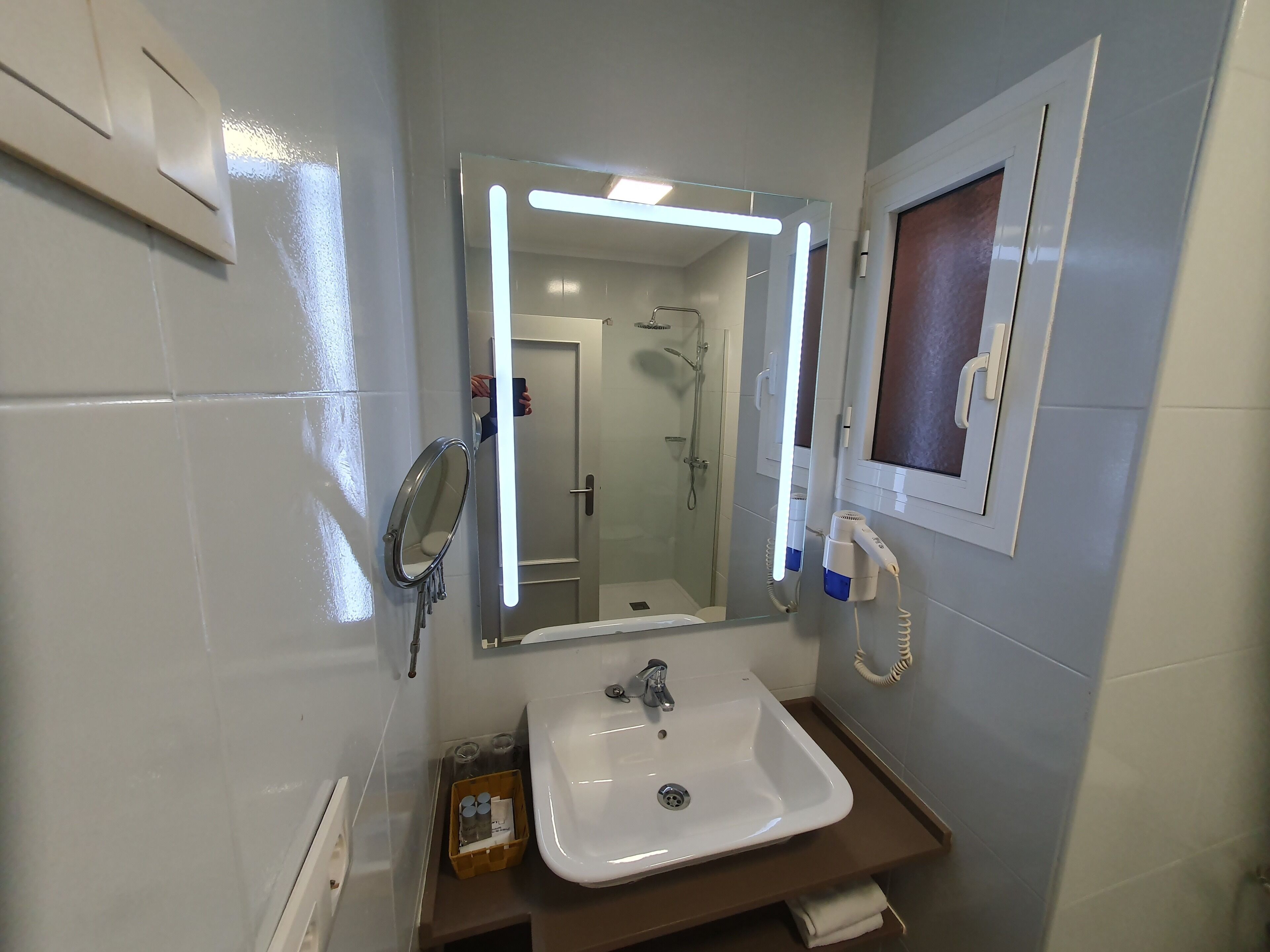 shower, free toiletries, hair dryer, towels