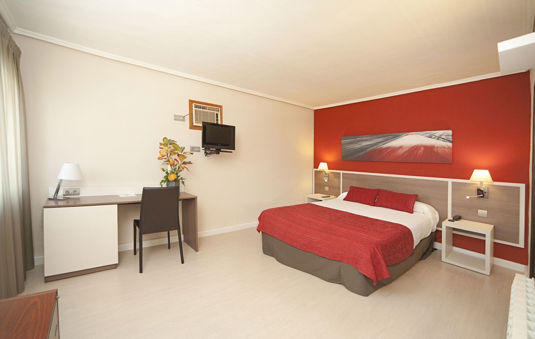 Minibar, Zimmersafe, Schreibtisch, kostenloses WLAN