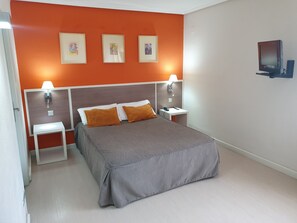 Basic Double Room, Garden View | Minibar, in-room safe, desk, free WiFi - Hotel La Carreta (Chiva)