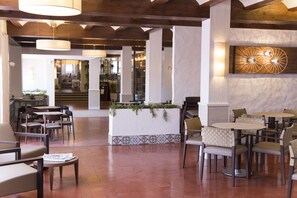 Lobby sitting area - Hotel La Carreta (Chiva)