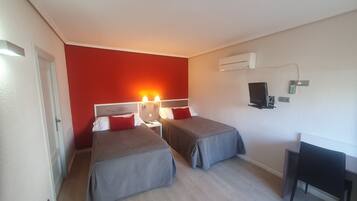 Chambre avec lits jumeaux, vue jardin | Minibar, coffres-forts dans les chambres, bureau, Wi-Fi gratuit