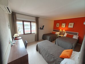 Basic Triple Room, Garden View | Minibar, in-room safe, desk, free WiFi - Hotel La Carreta (Chiva)