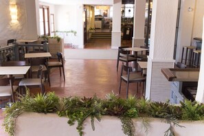 Lobby sitting area - Hotel La Carreta (Chiva)