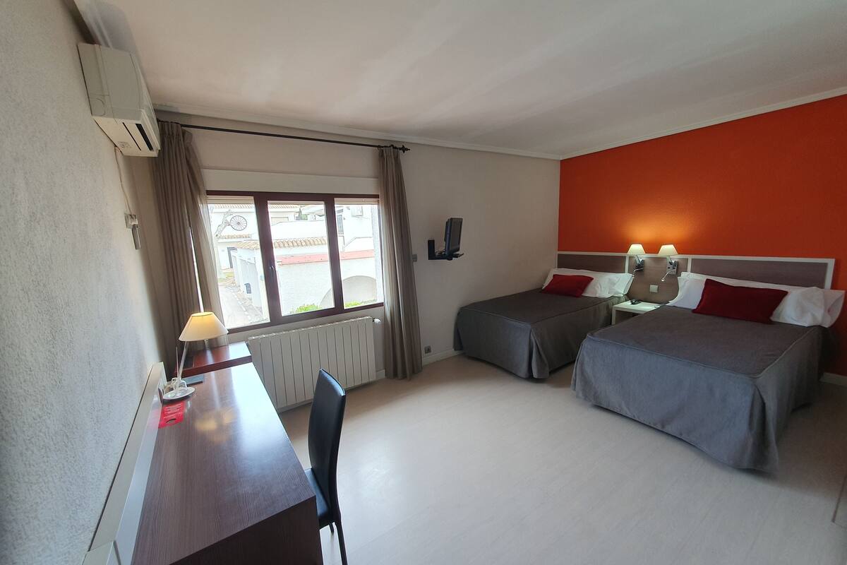 basic twin room, garden view | minibar, in-room safe, desk, free wifi