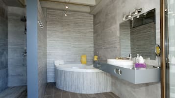 Suite | Badkamer | Een aparte badkuip en douche, een bubbelbad, een regendouche