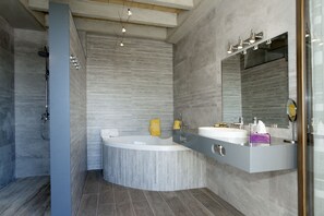 Suite | Salle de bain | Baignoire et douche séparées, baignoire à jets, douche à « effet pluie »