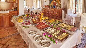 Tägliches Frühstücksbuffet (15 EUR pro Person)