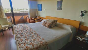 Kamer, 1 twee- of 2 eenpersoonsbedden | Een kluis op de kamer, een bureau, verduisterende gordijnen, reisbedje