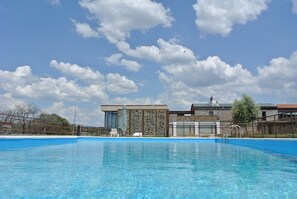 Seasonal outdoor pool, sun loungers - Hotel 4* Parque de Monfragüe (Torrejon El Rubio)