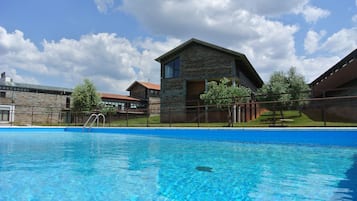 Alberca al aire libre por temporada y camastros