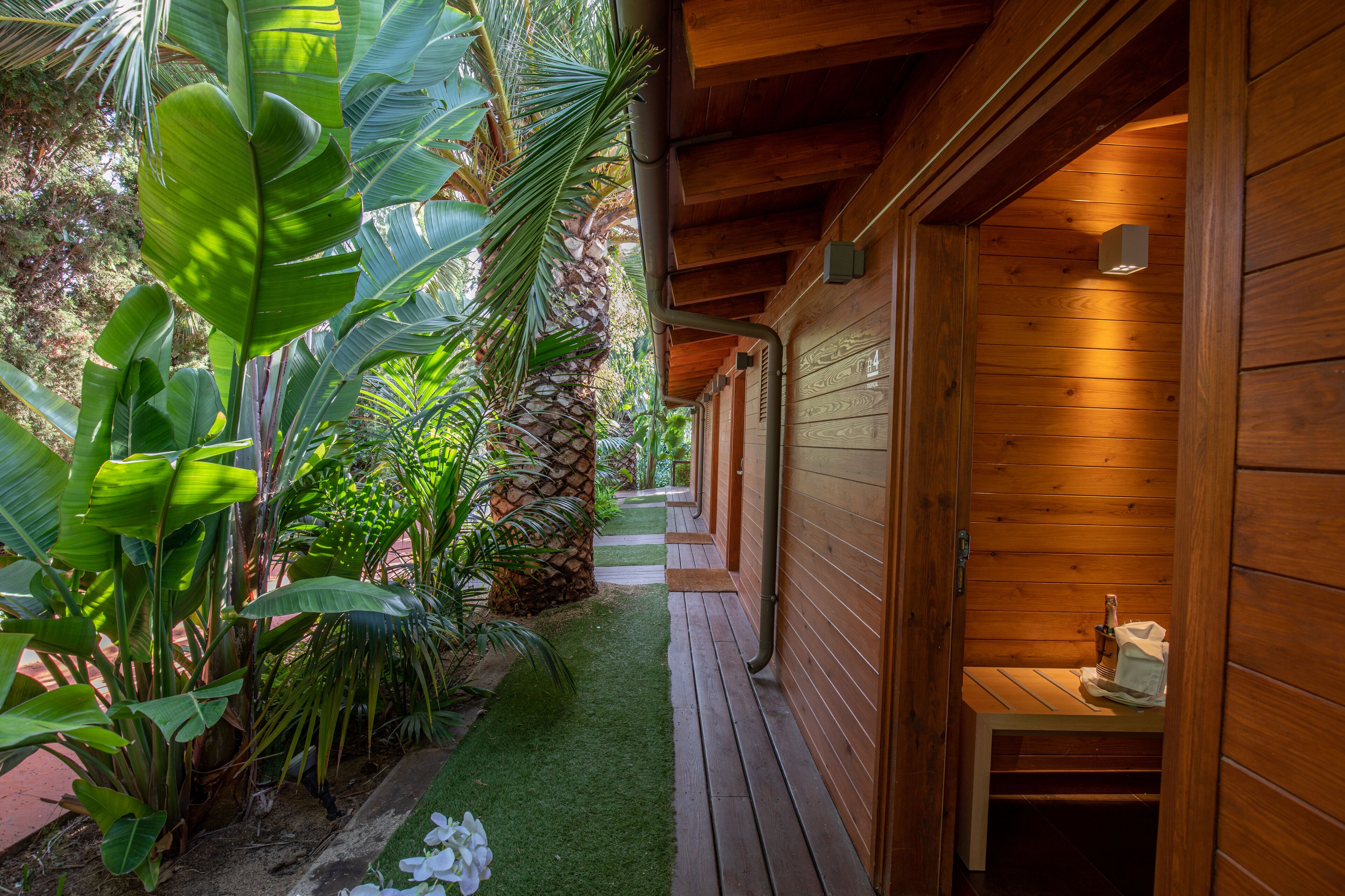 Studio Suite, 1 King Bed | Minibar, in-room safe, desk, soundproofing