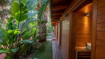 Minibar, coffres-forts dans les chambres, bureau, chambres insonorisées