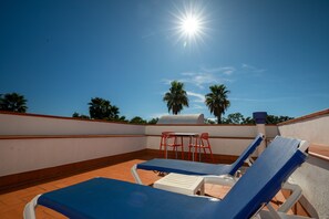 Familie studio suite | Een minibar, een kluis op de kamer, een bureau, geluiddichte muren