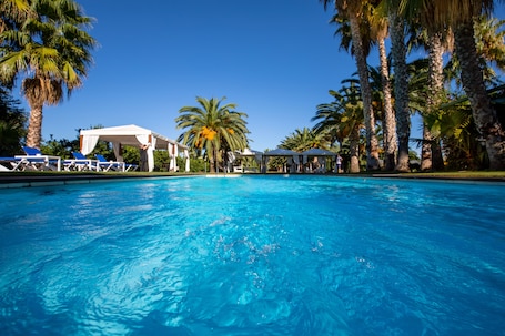 Outdoor pool, sun loungers