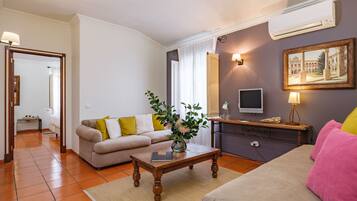 Suite, 1 Tempat Tidur King | Minibar, brankas, tirai kedap cahaya, dan setrika/meja setrika