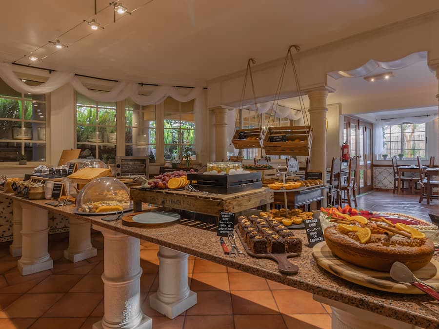 Daily continental breakfast (EUR 15 per person)