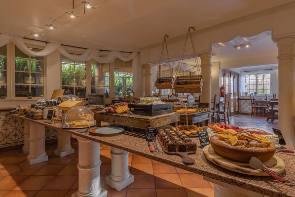 Daily continental breakfast (EUR 15 per person)