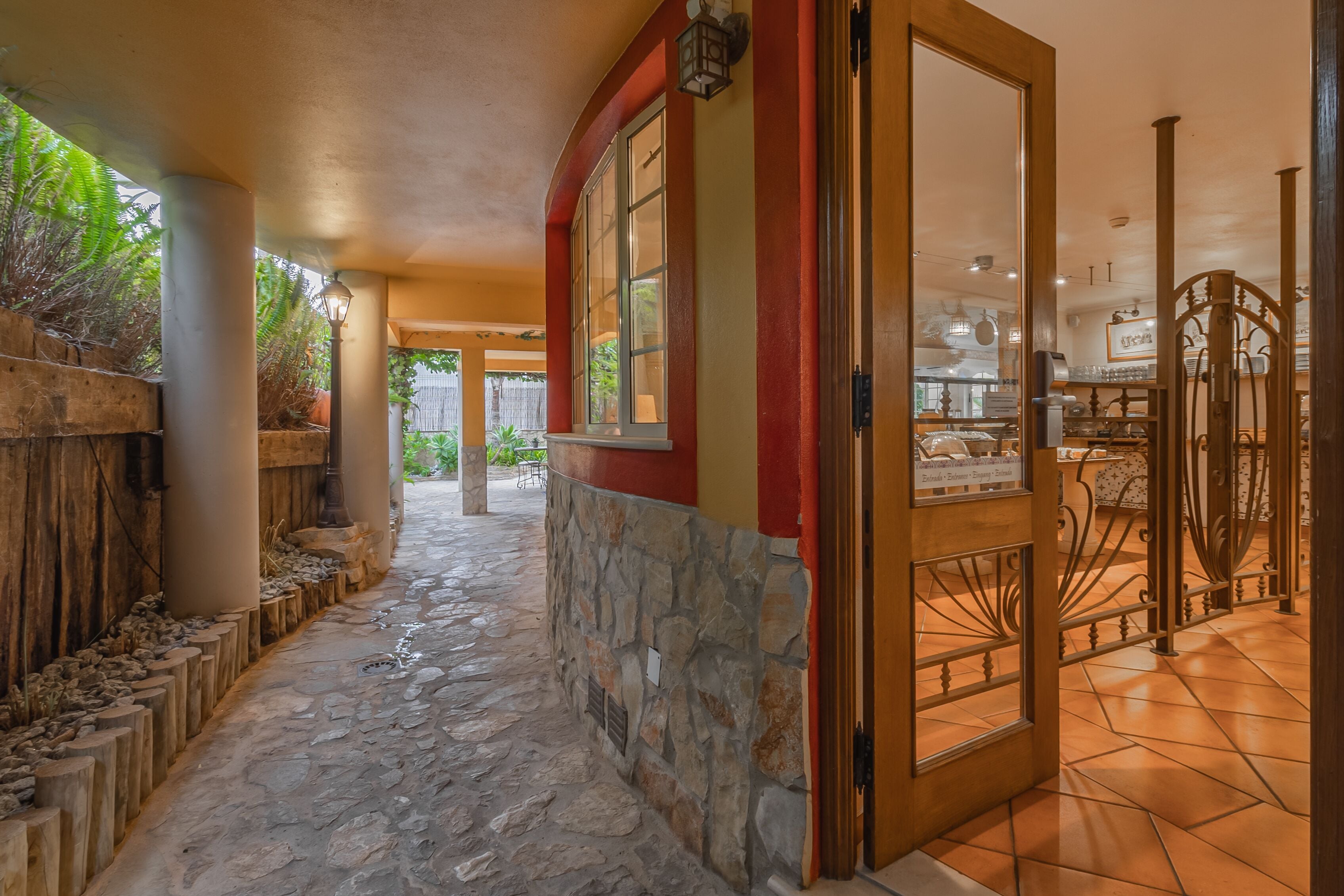 Kontinental frukost varje dag (EUR 15 per person)