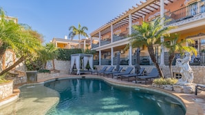 A pool area with lounge chairs, a pergola, and a statue. - Charming Residence & Guest House Dom Manuel I (Adults only) (Lagos)