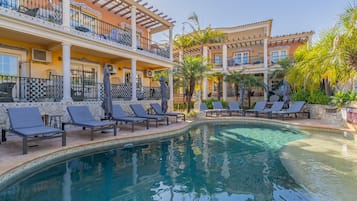 Habitació doble o amb dos llits individuals clàssica (Garden or Pool View - Main house) | 1 dormitori, roba de llit hipoal·lergògena i minibar