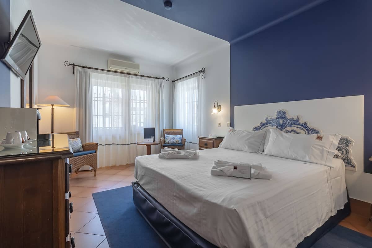 Habitación clásica con 1 cama matrimonial o 2 individuales, vista a la ciudad (Main House) | 1 habitación, ropa de cama hipoalergénica y minibar