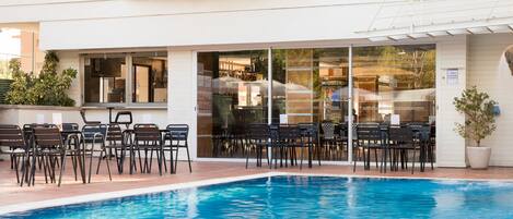 Piscine extérieure, chaises longues