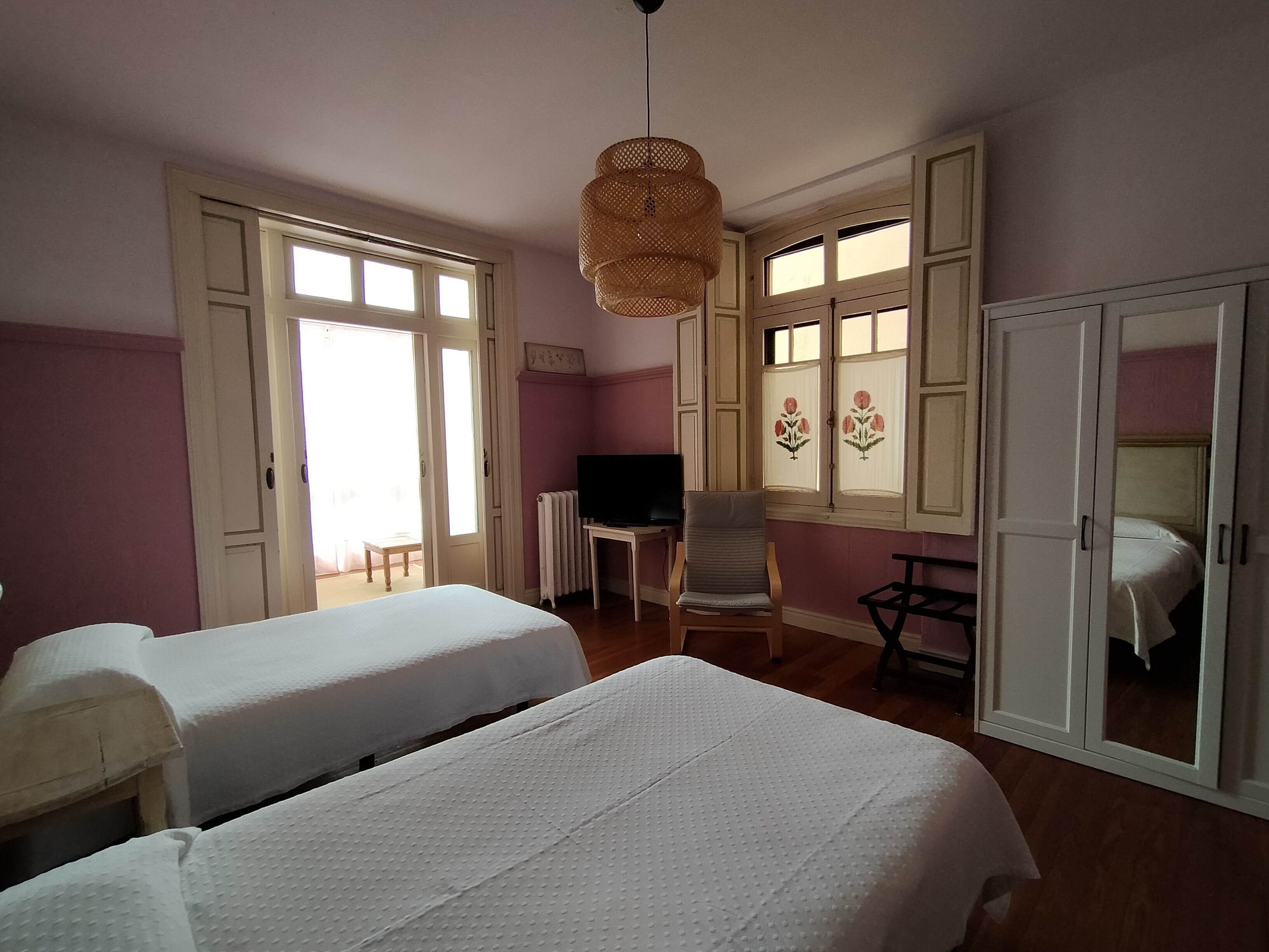 Muebles diferentes, cortinas blackout y cunas gratuitas 