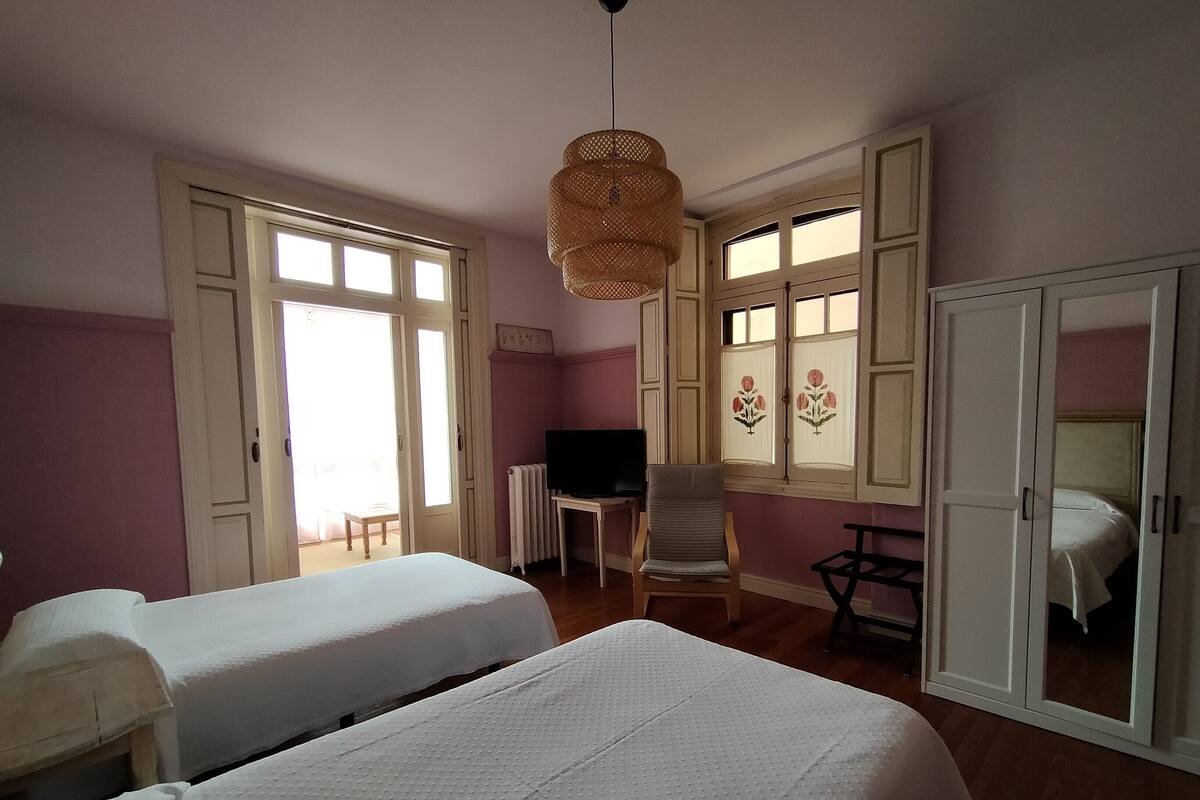Muebles diferentes, cortinas blackout y cunas gratuitas