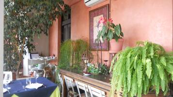 S'hi serveixen esmorzars, dinars, sopars i plats de cuina espanyola