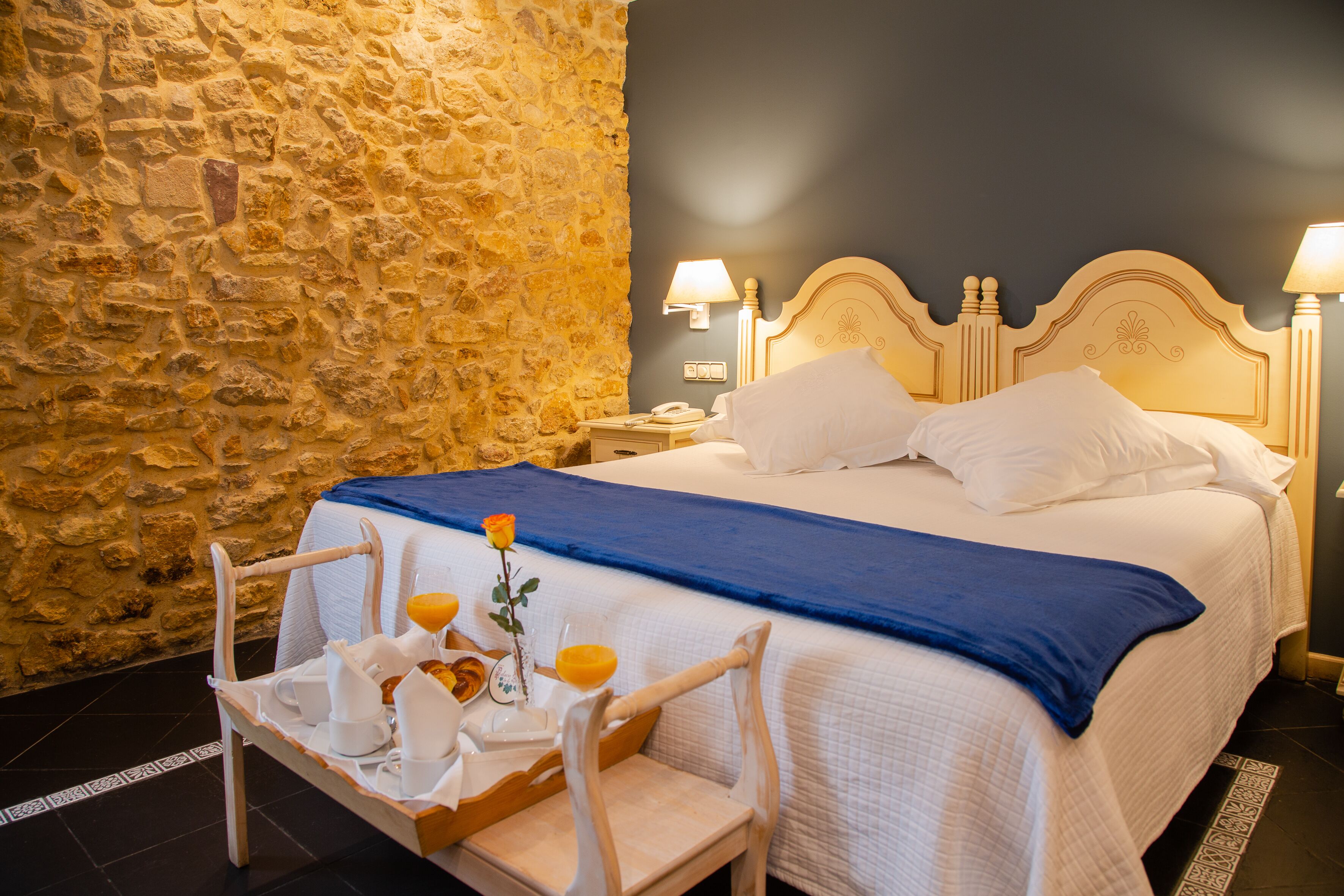 double room | minibar, in-room safe, desk, cots/infant beds