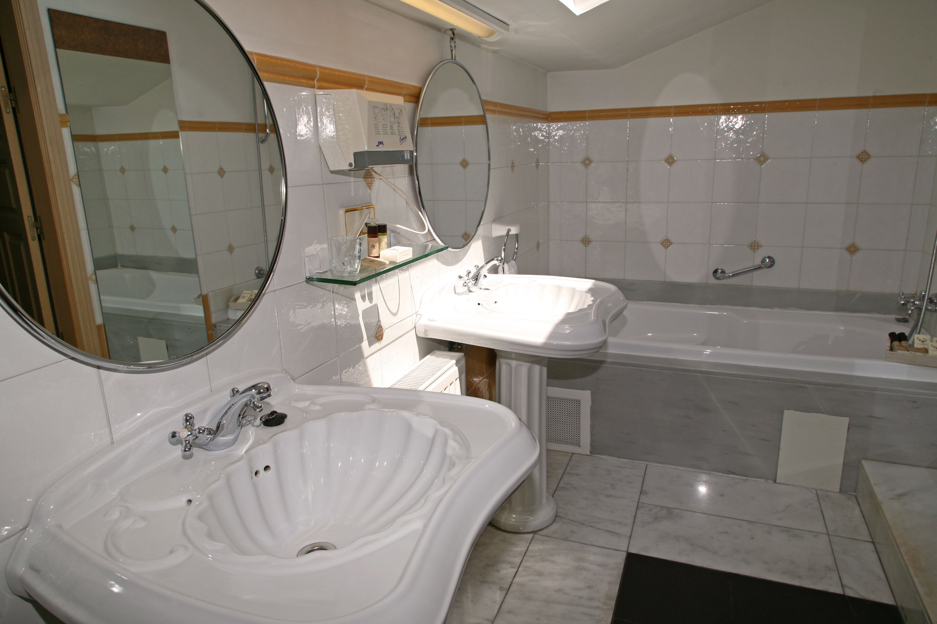 double room | bathroom | free toiletries, hair dryer, bidet, towels